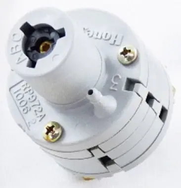 Honeywell RP972A1006 Reversing Relay 18 psi Main 3-15 psi Pilot Holiday Sale